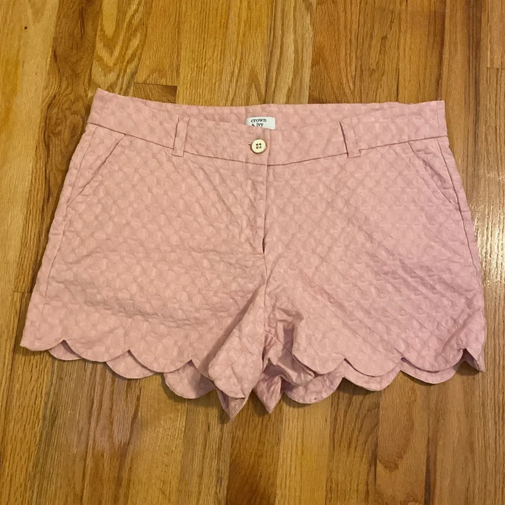 Crown & Ivy Women's Textured Scalloped Shelby Shorts Pink - Picture 4 of 8